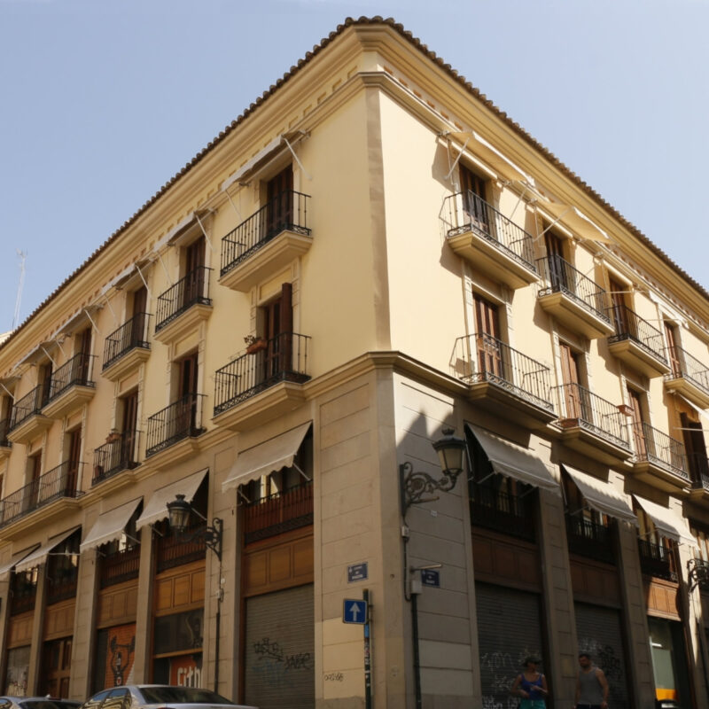 Fachada historicista de nuestro edificio en calle Quart