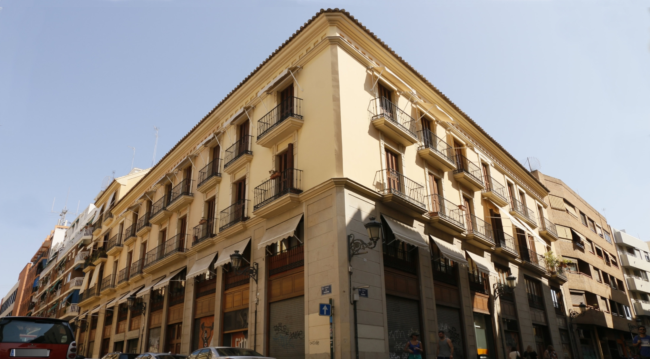 Fachada historicista de nuestro edificio en calle Quart